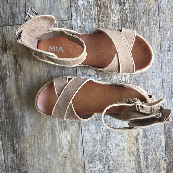 MIA Beige Cross-Strap Sandals - Picture 4 of 4
